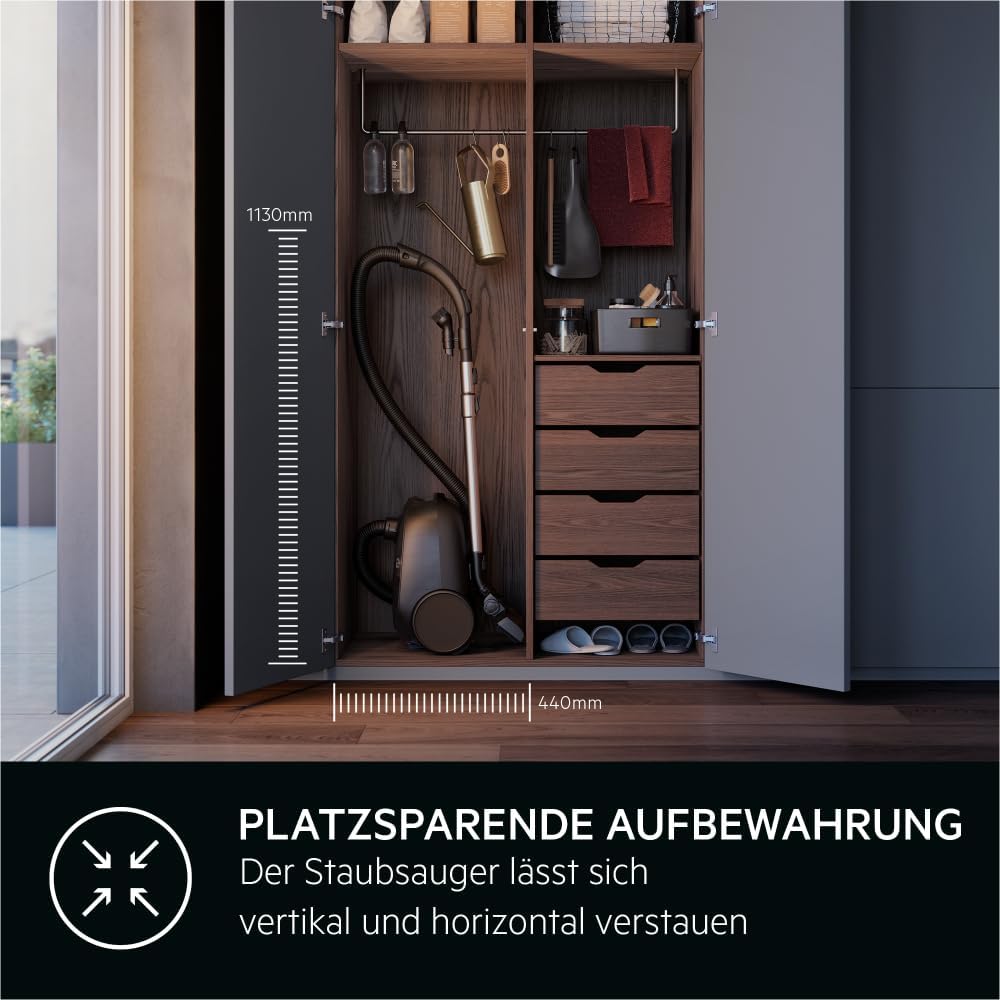 AEG CLEAN 6000 AB61C2DB Staubsauger mit Beutel / hohe Saugleistung / inkl. Polsterdüse / 50 % Recyclingkunststoff / ideal für Haustierbesitzer / Reinigen von Polstern / 12 m Kabel / 750 W / Blau