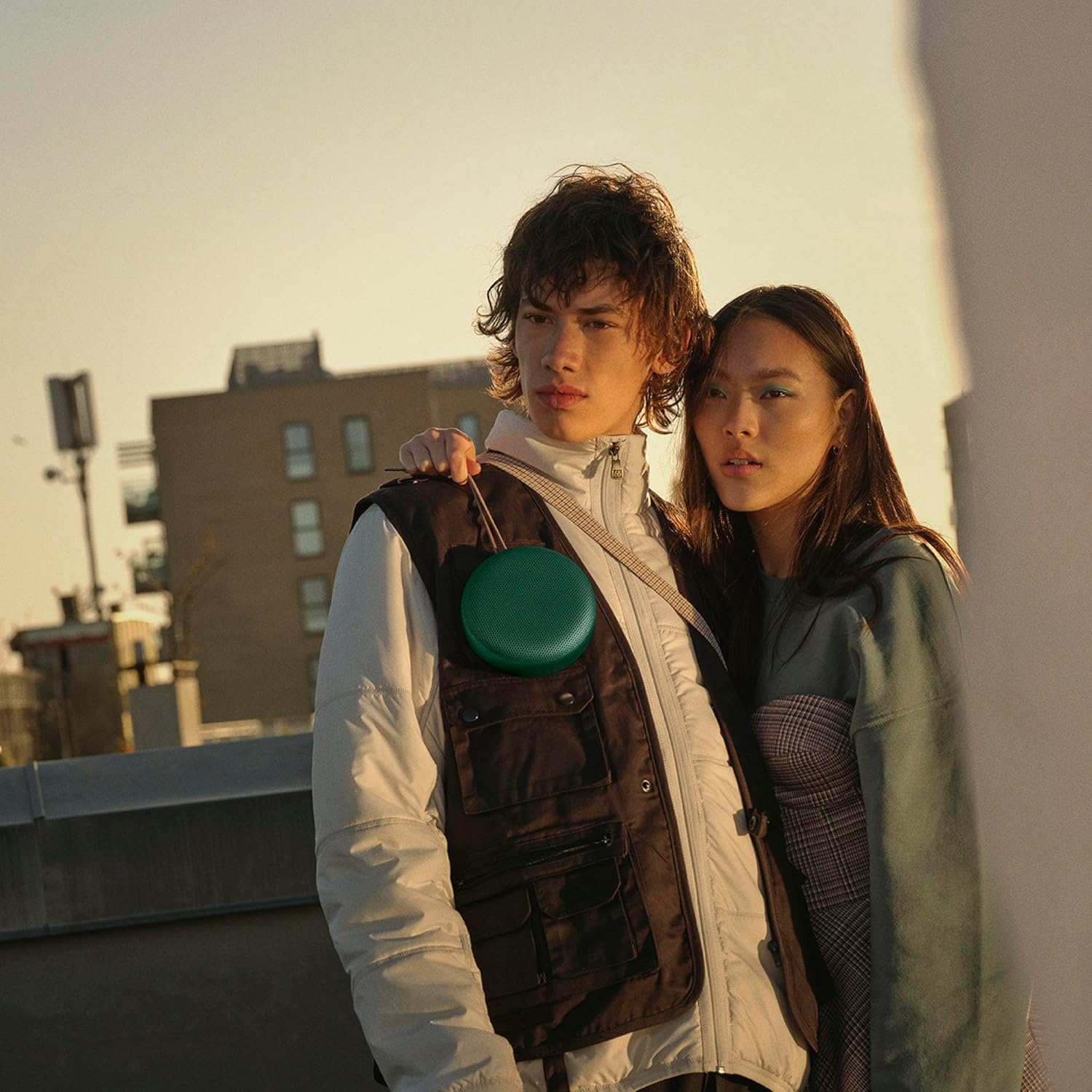 Bang & Olufsen Beosound A1 (2. Gen) – Kabelloser tragbarer IP67 wasserdichter Bluetooth-Lautsprecher mit 360-Grad-Sound, Alexa Voice Assistant & Speakerphone, 18 h Akkulaufzeit - Black Anthracite