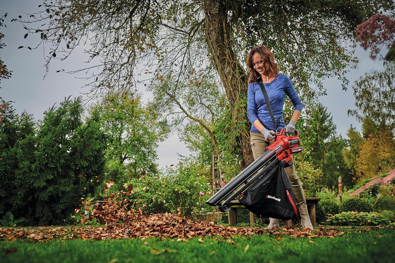 Einhell Akku-Rasenmäher GE-CM 36/36 Li Kit Power X-Change (36 V, 36 cm Schnittbreite, bis 400 m², Brushless, 40L Fangkorb, 25-75 mm Schnitthöhe, inkl. 2x 4,0 Ah Akku + 2x Ladegerät)