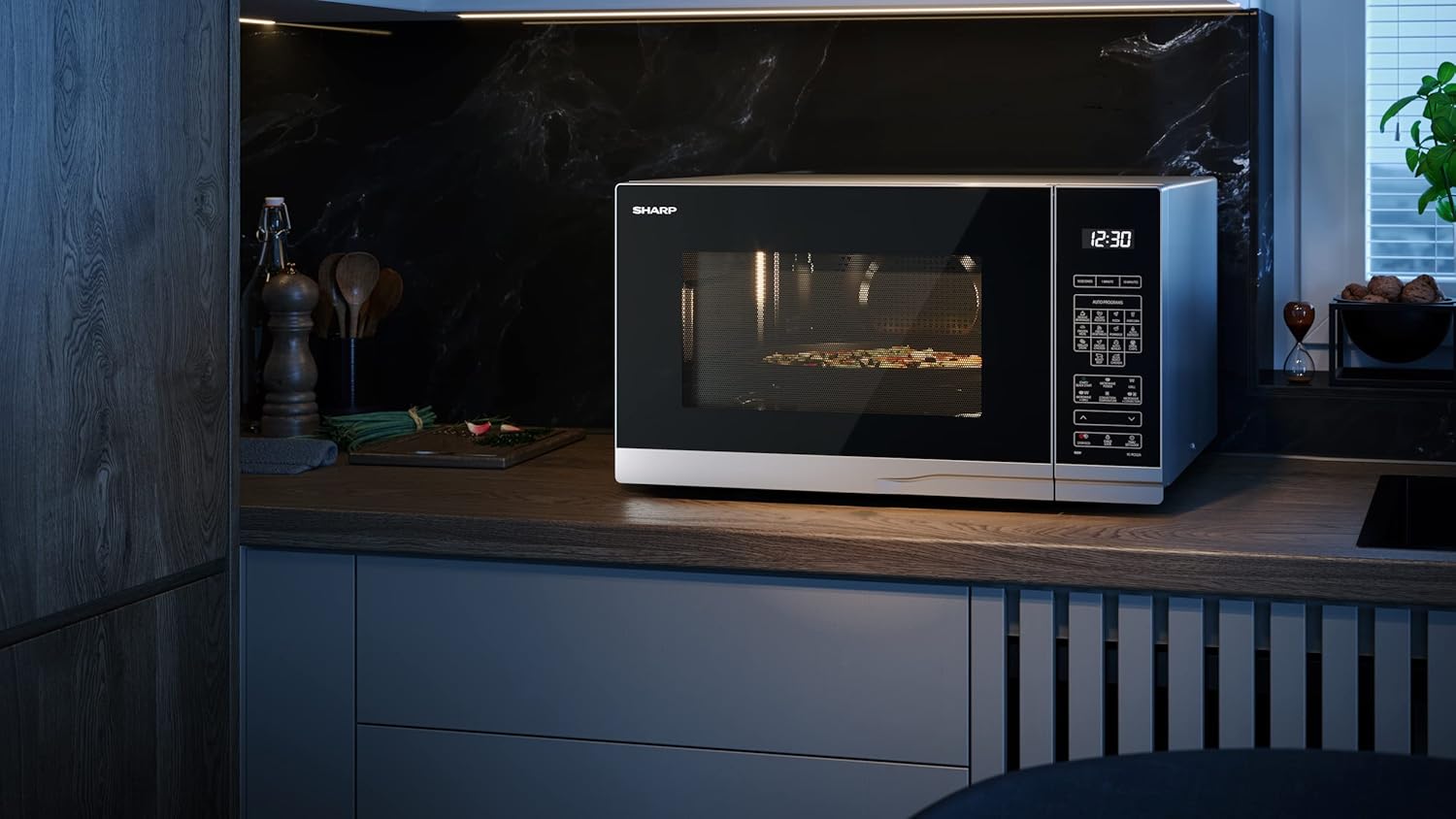 SHARP MG81ES Mikrowelle mit Grill (Mikrowelle: 900W, Grill: 1100W, 11 Leistungsstufen, Auftaufunktion, Abmessungen: 512x300x396cm, Emaille-Keramik-Garraum mit antibakteriellen Eigenschaften), silber