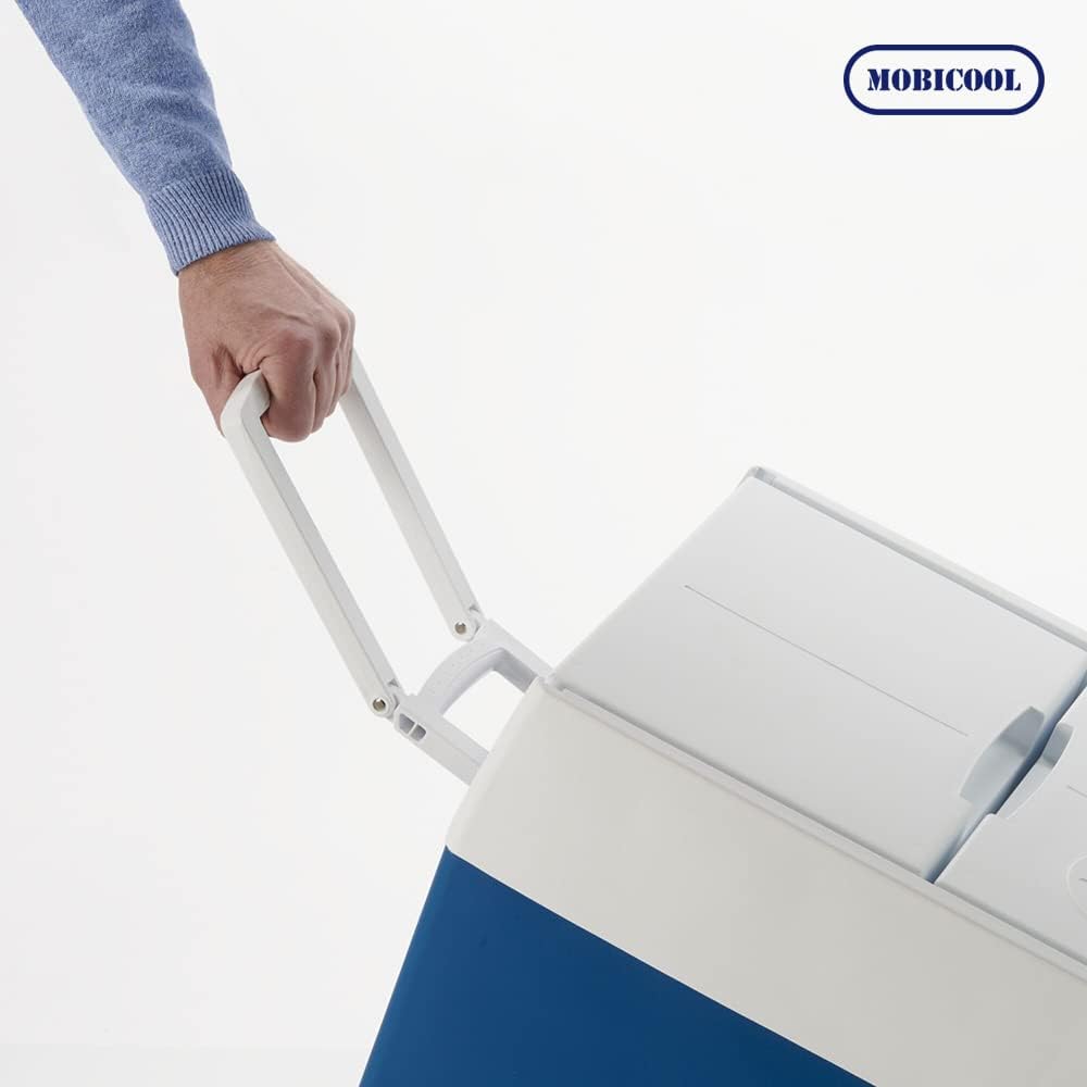 Mobicool MT48W AC/DC - elektrische Kühlbox mit Rollen passend für eine komplette Getrnkekiste / Bierkiste, 48 Liter, 12 V und 230 V für Auto, Lkw, Boot, Reisemobil und Steckdose, Blau
