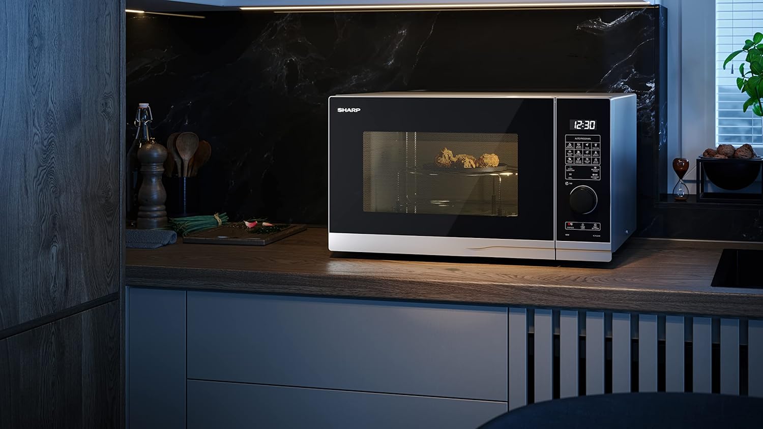 SHARP MG81ES Mikrowelle mit Grill (Mikrowelle: 900W, Grill: 1100W, 11 Leistungsstufen, Auftaufunktion, Abmessungen: 512x300x396cm, Emaille-Keramik-Garraum mit antibakteriellen Eigenschaften), silber