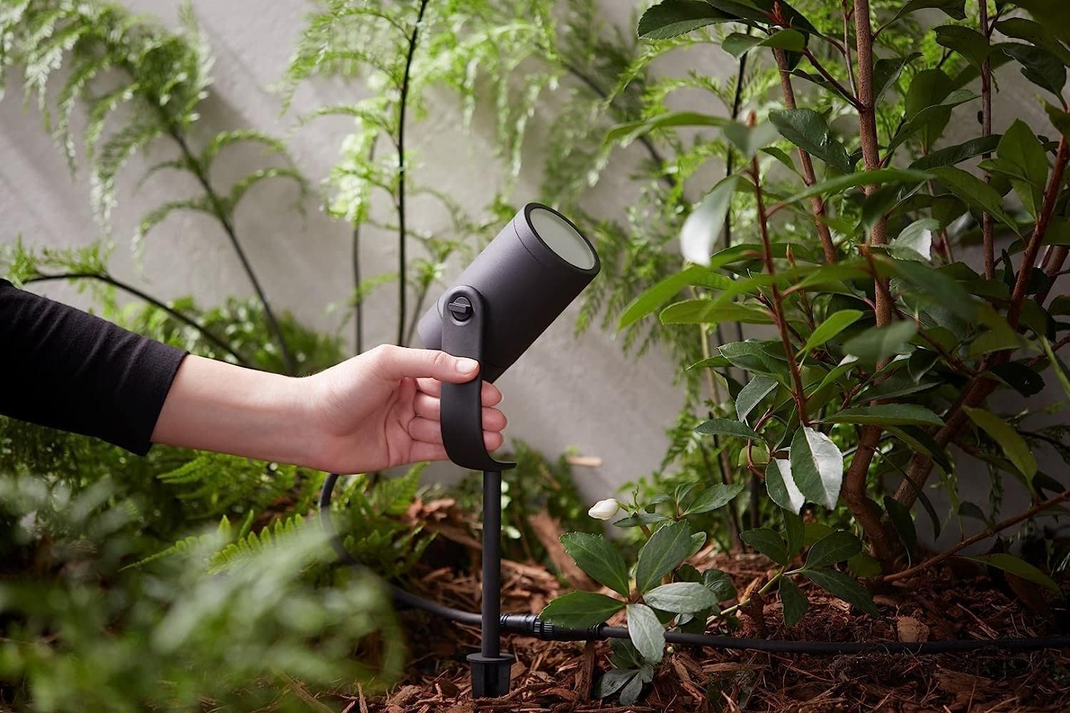 Philips Hue White & Color Ambiance Lily Gartenspot [nur Erweiterung], erfordert Hue Bridge + Base Kit (separat erhältlich), funktioniert mit Alexa, Google Assistant und Apple Homekit