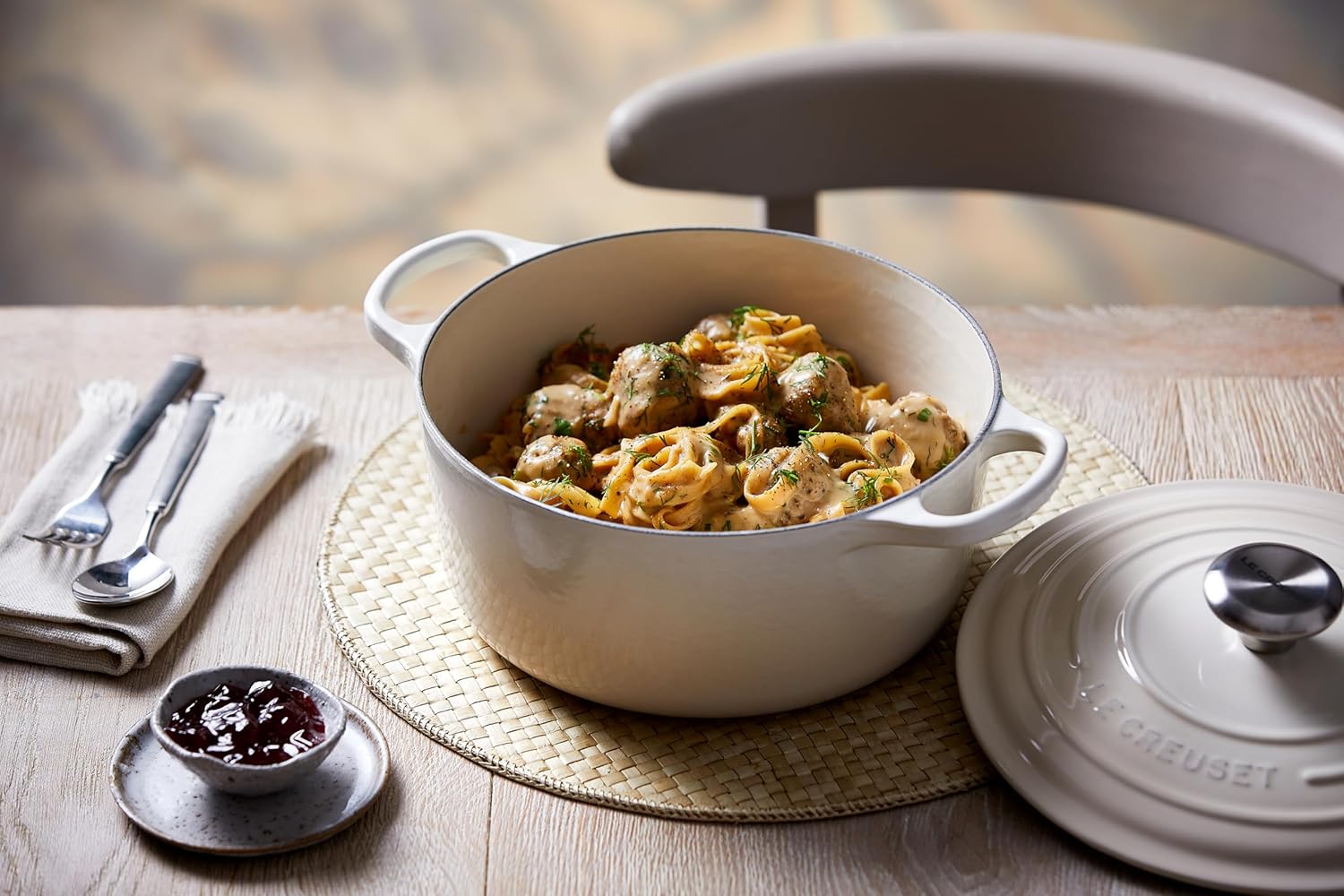 Le Creuset Signature żeliwne naczynie do pieczenia z pokrywką, Ø 26 cm, okrągłe, nadaje się do wszystkich rodzajów kuchenek i kuchenek indukcyjnych, pojemność: 5,3 l, 5,135 kg, kolor czerwony