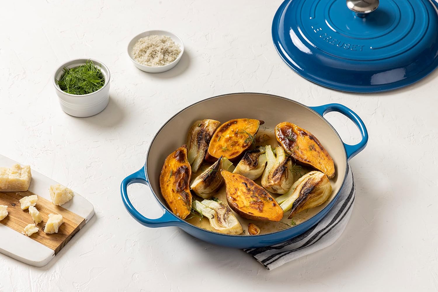 Le Creuset Signature żeliwny garnek Gourmet, okrągły, Ø 30 cm, 3,5 l, do wszystkich rodzajów kuchenek włącznie z indukcyjnymi, 5,55 kg, czerwony piec