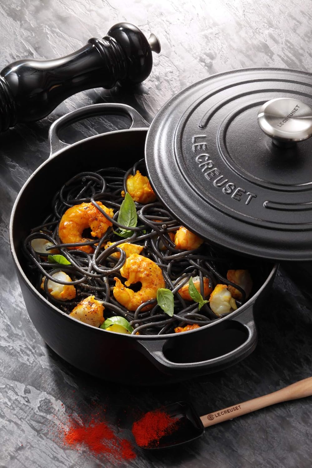 Le Creuset Signature żeliwne naczynie do pieczenia z pokrywką, Ø 26 cm, okrągłe, nadaje się do wszystkich rodzajów kuchenek i kuchenek indukcyjnych, pojemność: 5,3 l, 5,135 kg, kolor czerwony
