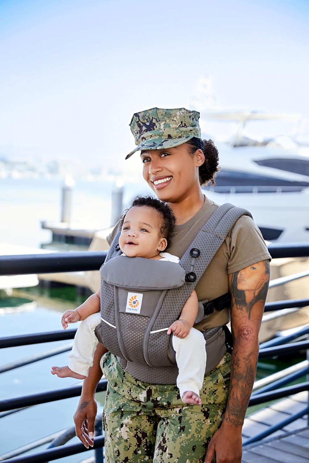 Ergobaby Omni Breeze Nosidełko dla noworodków od urodzenia do 20 kg, 4 pozycje SoftFlex Mesh Ergonomiczne nosidełko dla niemowląt Nosidełko do noszenia na plecach, Graphite Grey