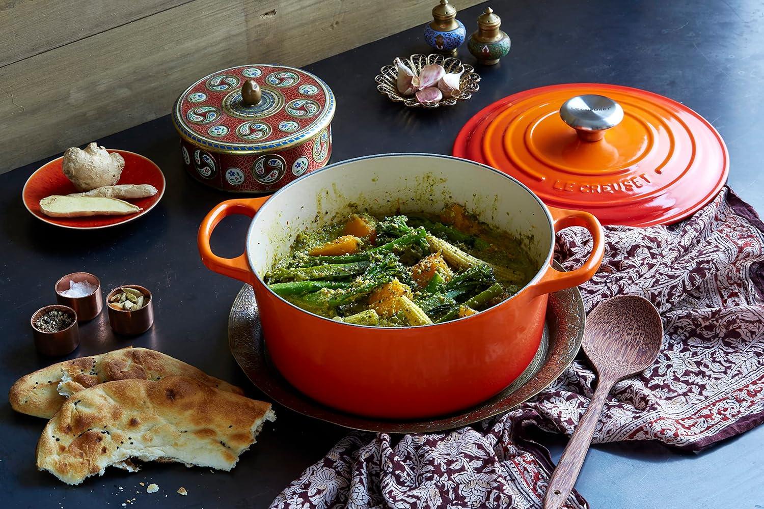 Le Creuset Signature żeliwne naczynie do pieczenia z pokrywką, Ø 26 cm, okrągłe, nadaje się do wszystkich rodzajów kuchenek i kuchenek indukcyjnych, pojemność: 5,3 l, 5,135 kg, kolor czerwony