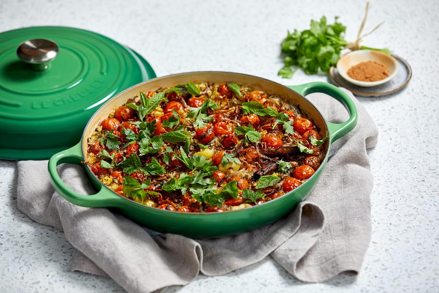 Le Creuset Signature żeliwny garnek Gourmet, okrągły, Ø 30 cm, 3,5 l, do wszystkich rodzajów kuchenek włącznie z indukcyjnymi, 5,55 kg, czerwony piec