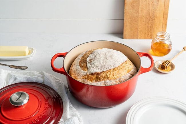 Le Creuset Signature żeliwne naczynie do pieczenia z pokrywką, Ø 26 cm, okrągłe, nadaje się do wszystkich rodzajów kuchenek i kuchenek indukcyjnych, pojemność: 5,3 l, 5,135 kg, kolor czerwony