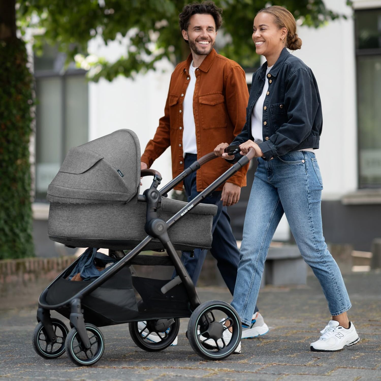 Maxi-Cosi Zelia S Trio Wielofunkcyjny Wózek Dziecięcy 3w1, 0–4 Lata, do 22 kg, Składany, Kompakt i Odchylany Wózek Spacerowy z Fotelik Samochodowy CabrioFix S i-Size i Torbą z Akcesoriami, Szary
