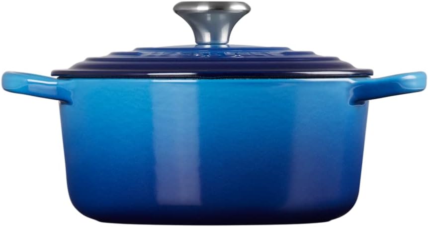 Le Creuset Signature żeliwne naczynie do pieczenia z pokrywką, Ø 26 cm, okrągłe, nadaje się do wszystkich rodzajów kuchenek i kuchenek indukcyjnych, pojemność: 5,3 l, 5,135 kg, kolor czerwony