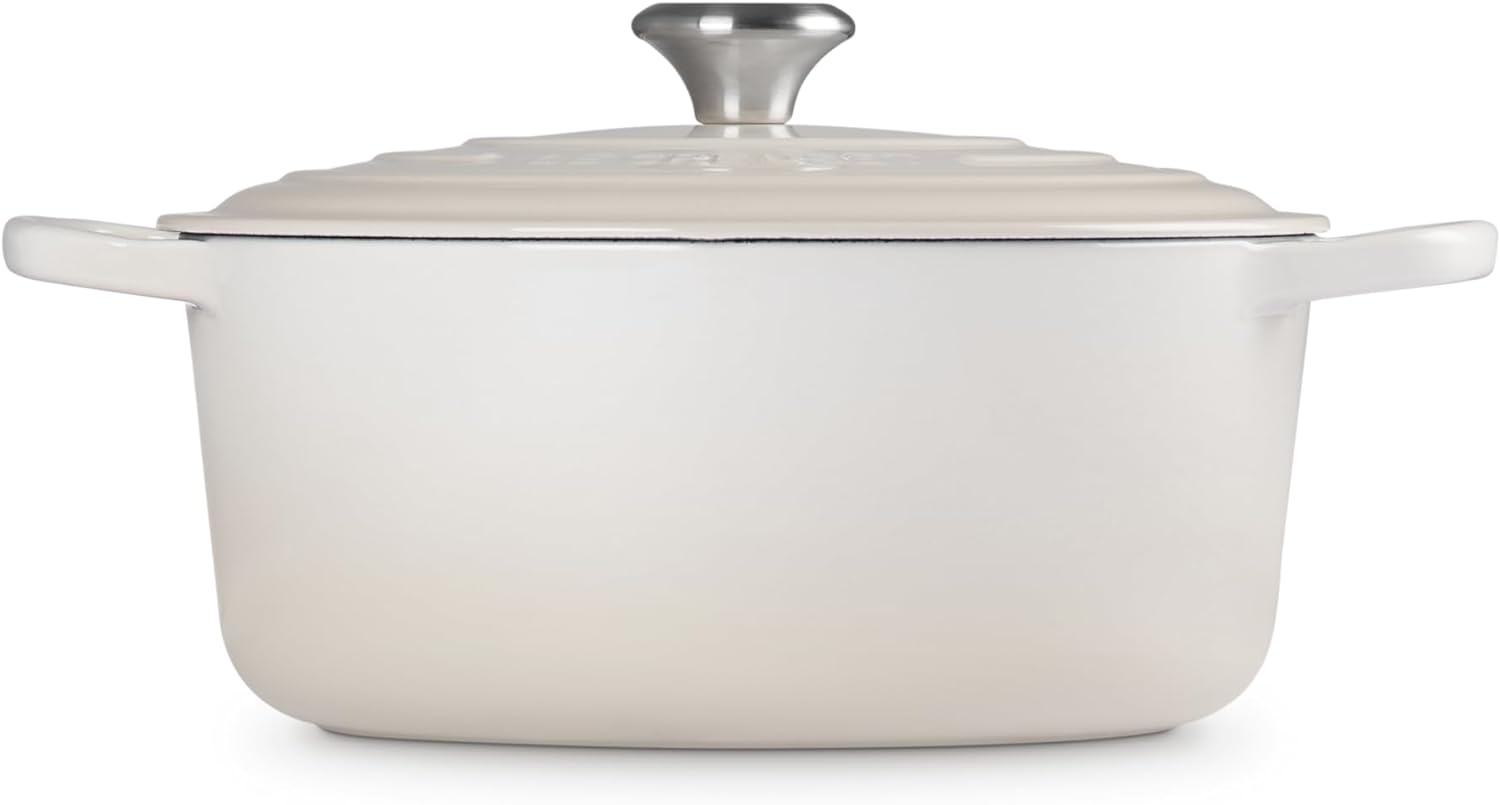Le Creuset Signature żeliwne naczynie do pieczenia z pokrywką, Ø 26 cm, okrągłe, nadaje się do wszystkich rodzajów kuchenek i kuchenek indukcyjnych, pojemność: 5,3 l, 5,135 kg, kolor czerwony