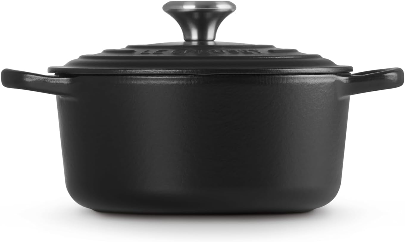 Le Creuset Signature żeliwne naczynie do pieczenia z pokrywką, Ø 26 cm, okrągłe, nadaje się do wszystkich rodzajów kuchenek i kuchenek indukcyjnych, pojemność: 5,3 l, 5,135 kg, kolor czerwony