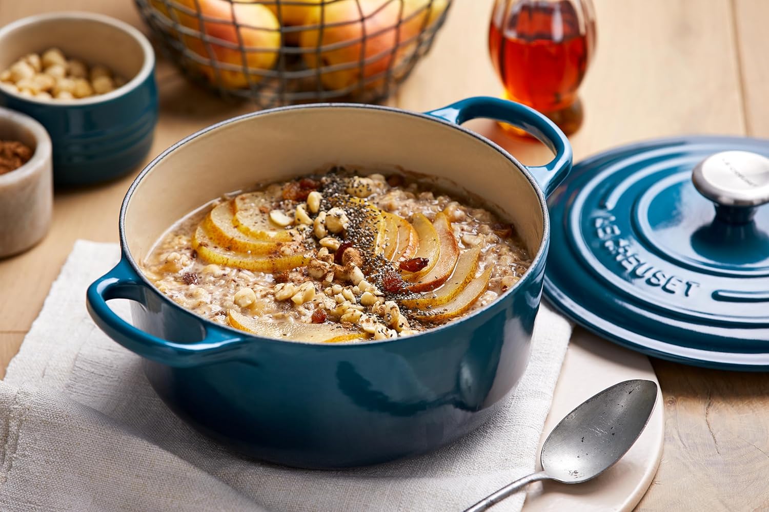Le Creuset Signature żeliwne naczynie do pieczenia z pokrywką, Ø 26 cm, okrągłe, nadaje się do wszystkich rodzajów kuchenek i kuchenek indukcyjnych, pojemność: 5,3 l, 5,135 kg, kolor czerwony