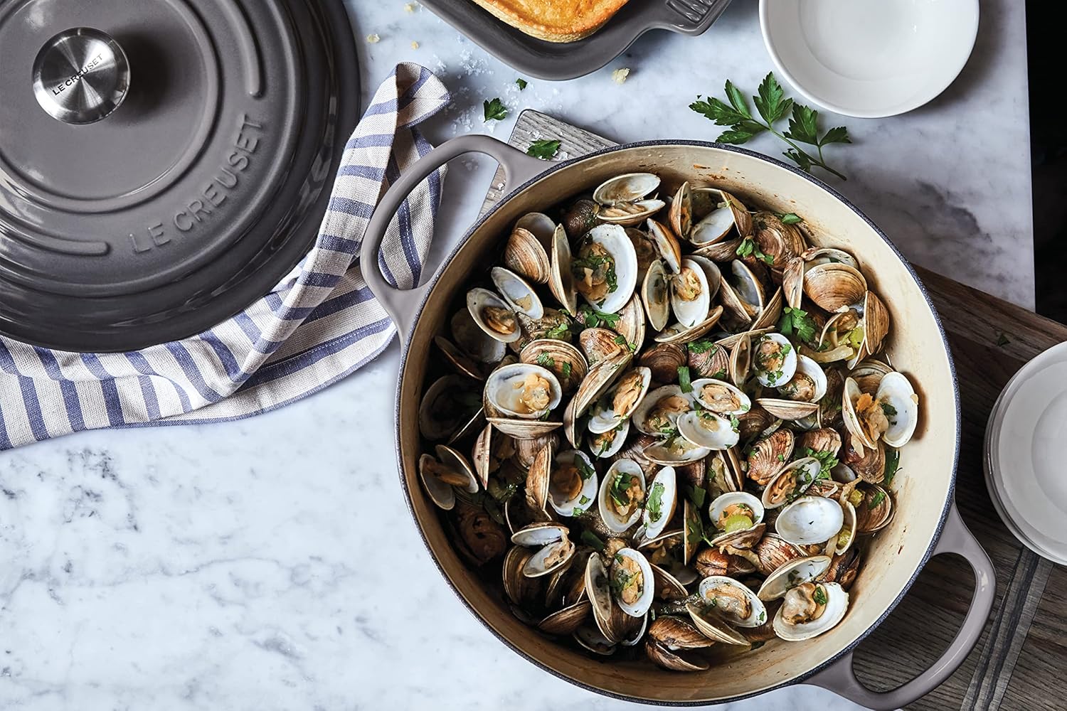 Le Creuset Signature żeliwne naczynie do pieczenia z pokrywką, Ø 26 cm, okrągłe, nadaje się do wszystkich rodzajów kuchenek i kuchenek indukcyjnych, pojemność: 5,3 l, 5,135 kg, kolor czerwony