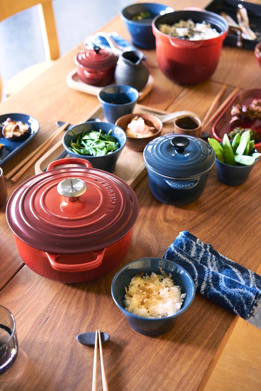 Le Creuset Signature żeliwne naczynie do pieczenia z pokrywką, Ø 26 cm, okrągłe, nadaje się do wszystkich rodzajów kuchenek i kuchenek indukcyjnych, pojemność: 5,3 l, 5,135 kg, kolor czerwony