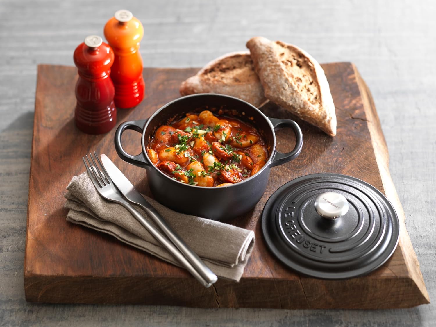 Le Creuset Signature żeliwne naczynie do pieczenia z pokrywką, Ø 26 cm, okrągłe, nadaje się do wszystkich rodzajów kuchenek i kuchenek indukcyjnych, pojemność: 5,3 l, 5,135 kg, kolor czerwony