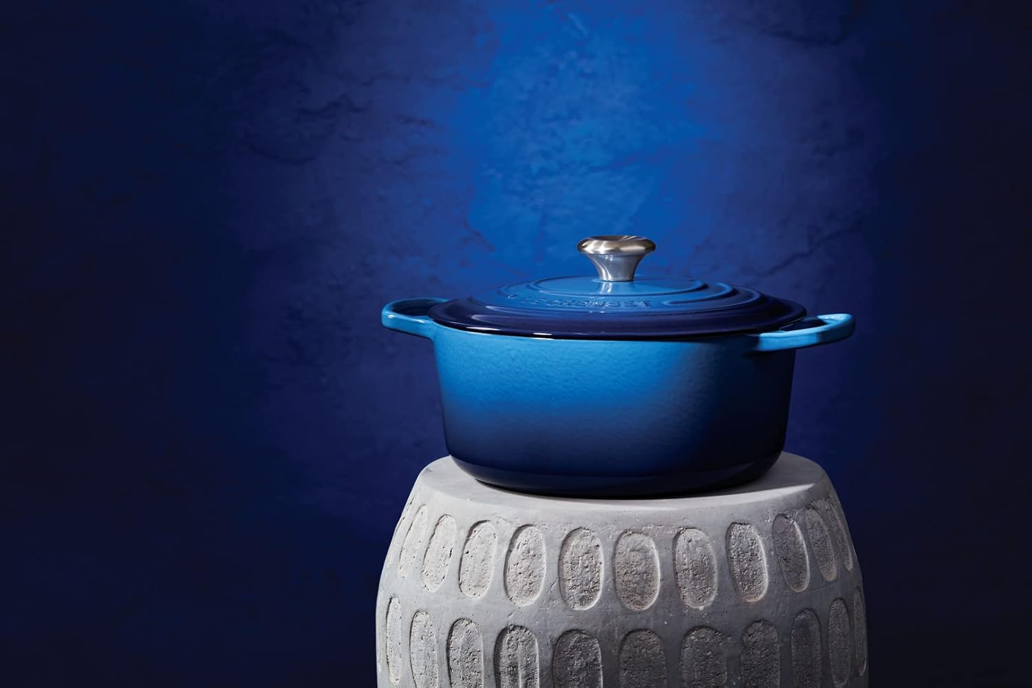 Le Creuset Signature żeliwne naczynie do pieczenia z pokrywką, Ø 26 cm, okrągłe, nadaje się do wszystkich rodzajów kuchenek i kuchenek indukcyjnych, pojemność: 5,3 l, 5,135 kg, kolor czerwony
