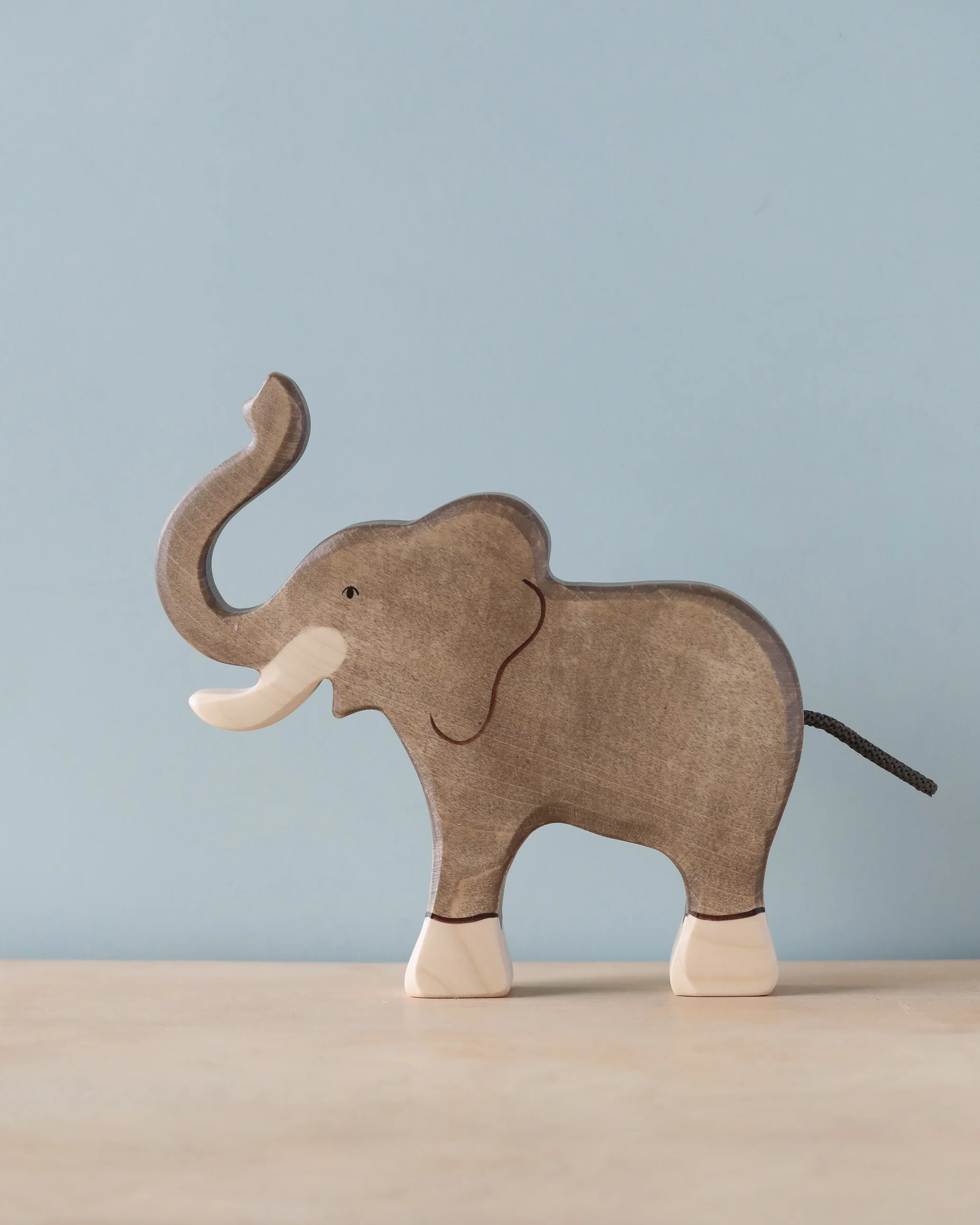 Holztiger Elephant, Trunk Raised